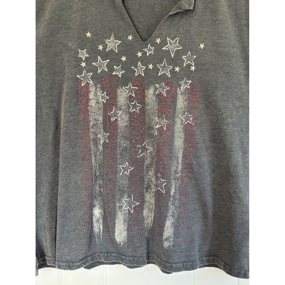 Maurices Women 0X Gray Stars Stripes Rhinestone Notched V-Neck Graphic Tee Shirt - Picture 2 of 6